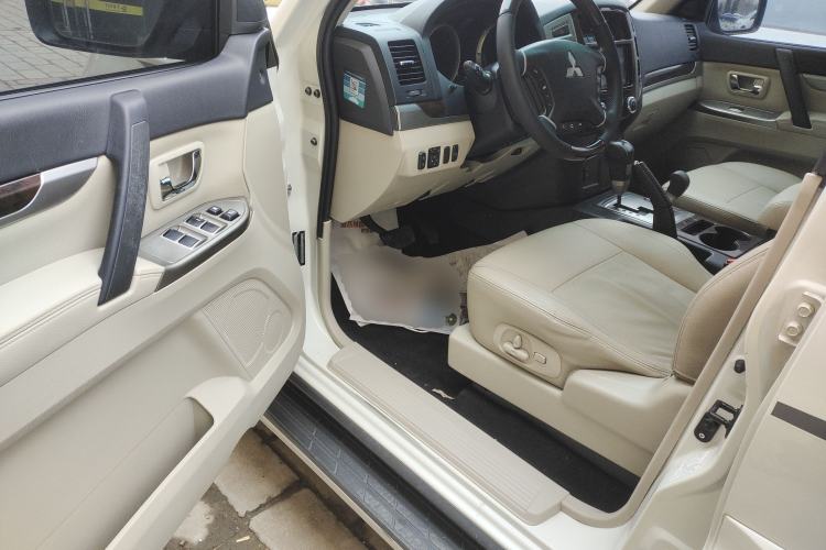 Used Mitsubishi Pajero  Interior 3