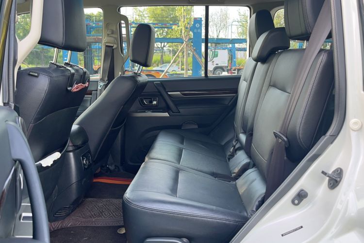 Used Mitsubishi Pajero  Interior 3