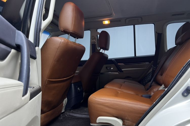 Used Mitsubishi Pajero  Interior 3