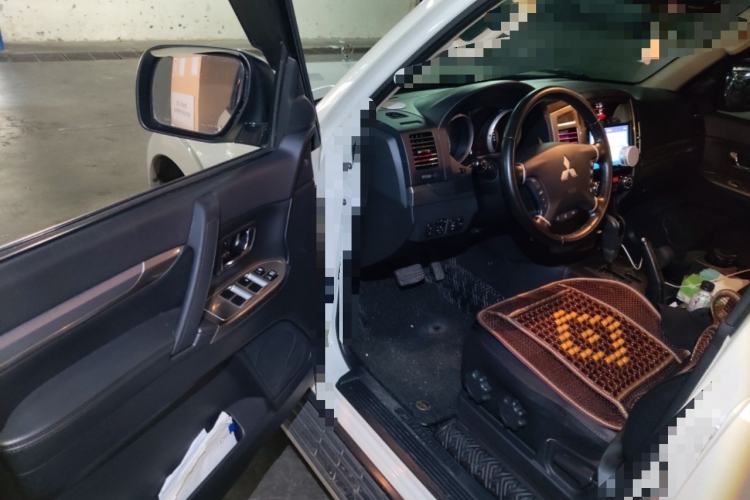Used Mitsubishi Pajero  Interior 3