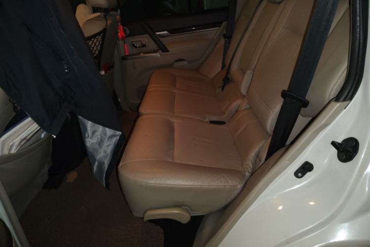 Used Mitsubishi Pajero  Interior 4