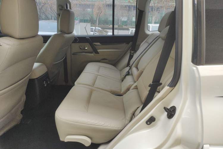 Used Mitsubishi Pajero  Interior 4