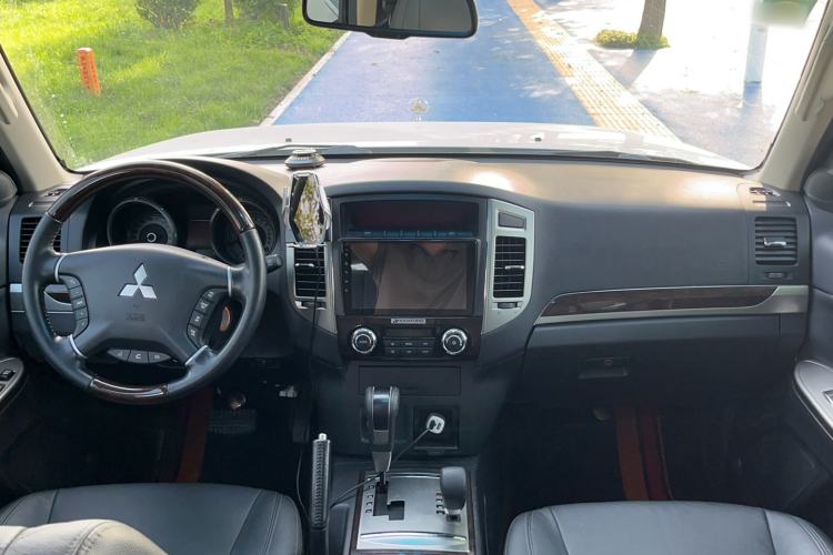 Used Mitsubishi Pajero  Interior 4