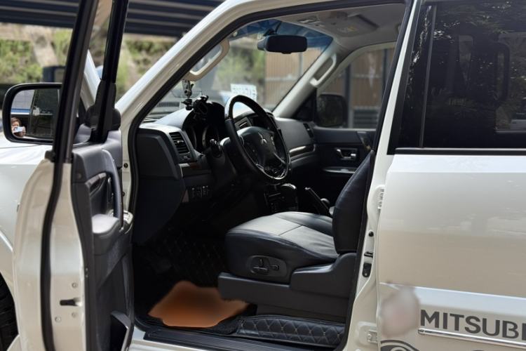 Used Mitsubishi Pajero  Interior 4