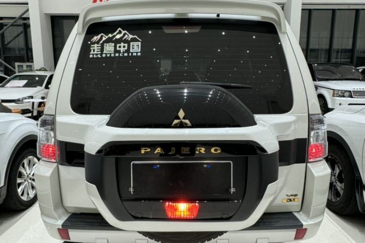 Used Mitsubishi Pajero  Interior 4