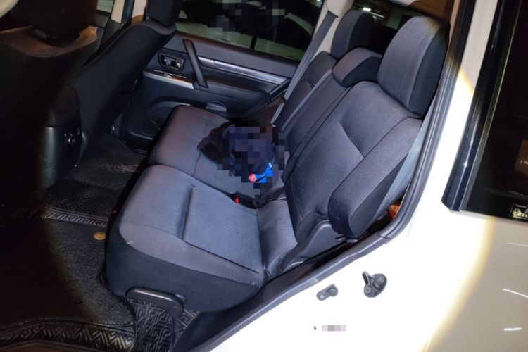 Used Mitsubishi Pajero  Interior 4
