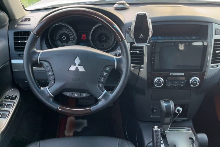 Used Mitsubishi Pajero  Interior 5