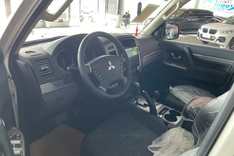 Used Mitsubishi Pajero  Interior 5