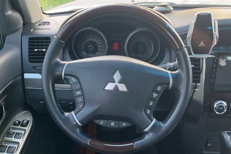 Used Mitsubishi Pajero  Interior 6