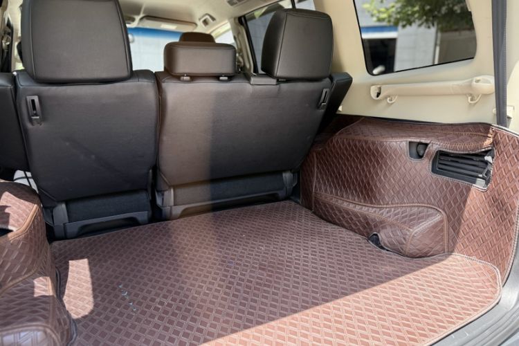 Used Mitsubishi Pajero  Interior 6