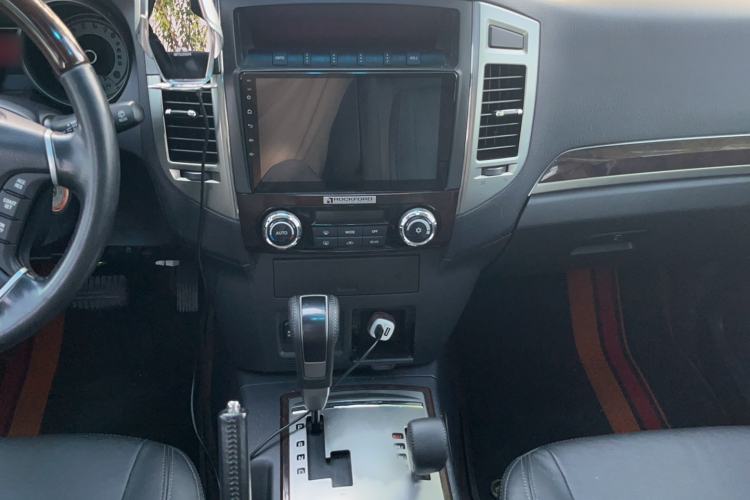Used Mitsubishi Pajero  Interior 7