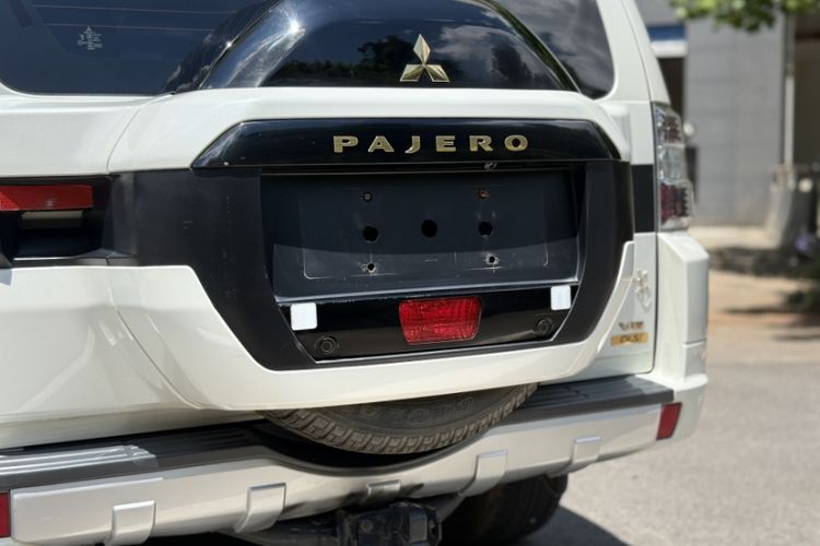 Used Mitsubishi Pajero  Interior 7