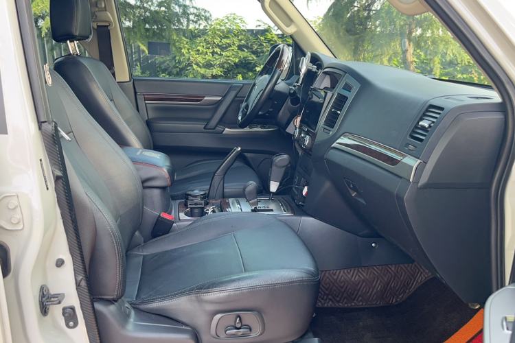 Used Mitsubishi Pajero  Interior 8