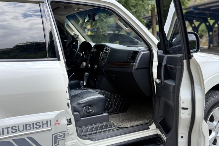 Used Mitsubishi Pajero  Interior 8