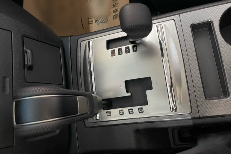 Used Mitsubishi Pajero  Interior 8