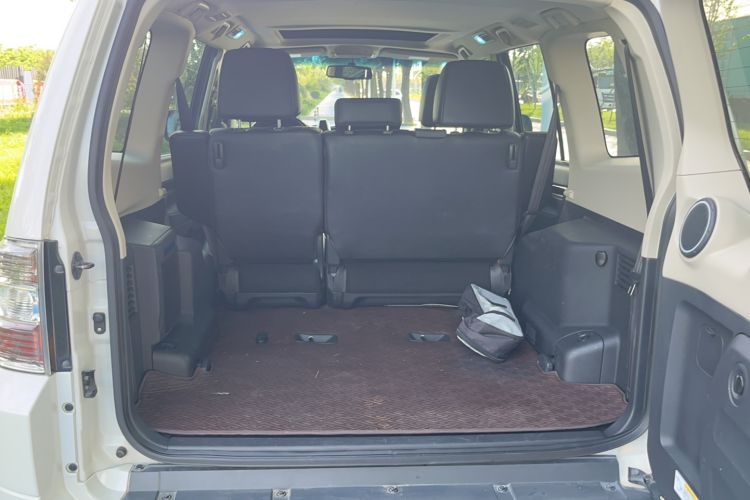 Used Mitsubishi Pajero  Interior 9