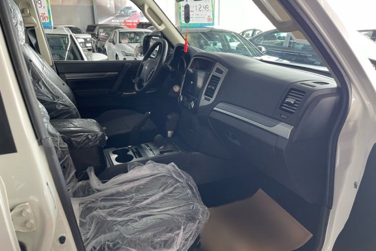 Used Mitsubishi Pajero  Interior 9