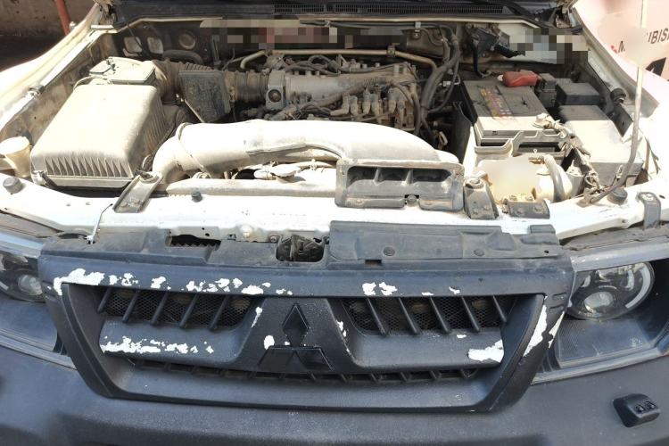 Used Mitsubishi Pajero  Engine Bay