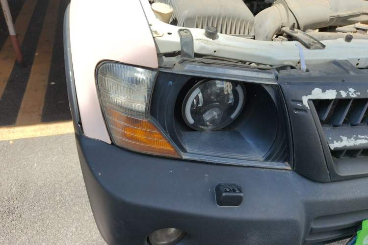 Used Mitsubishi Pajero  Right Front Headlight