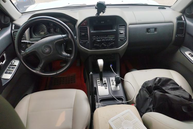 Used Mitsubishi Pajero 2006 3.0L AT GLX Center Console