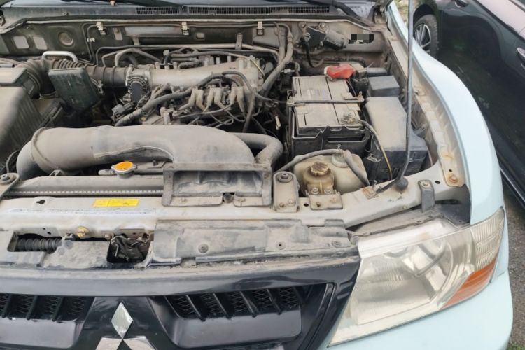 Used Mitsubishi Pajero 2006 3.0L AT GLX Engine Bay Left