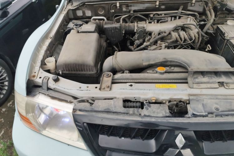 Used Mitsubishi Pajero 2006 3.0L AT GLX Engine Bay Right