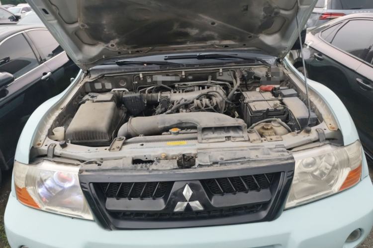 Used Mitsubishi Pajero 2006 3.0L AT GLX Engine Bay
