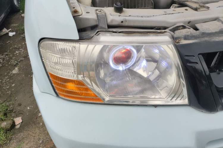Used Mitsubishi Pajero 2006 3.0L AT GLX Right Front Headlight