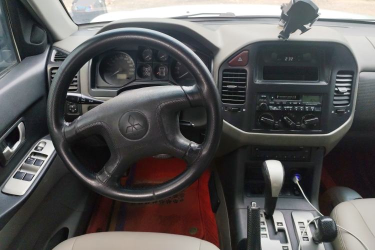 Used Mitsubishi Pajero 2006 3.0L AT GLX Steering Wheel