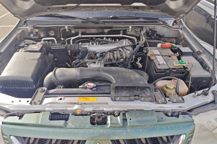 Used Mitsubishi Pajero 2006 3.0L AT GLS Engine Bay