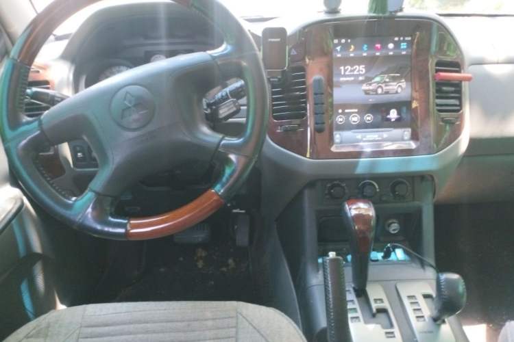 Used Mitsubishi Pajero 2006 3.8L AT GLS Center Console