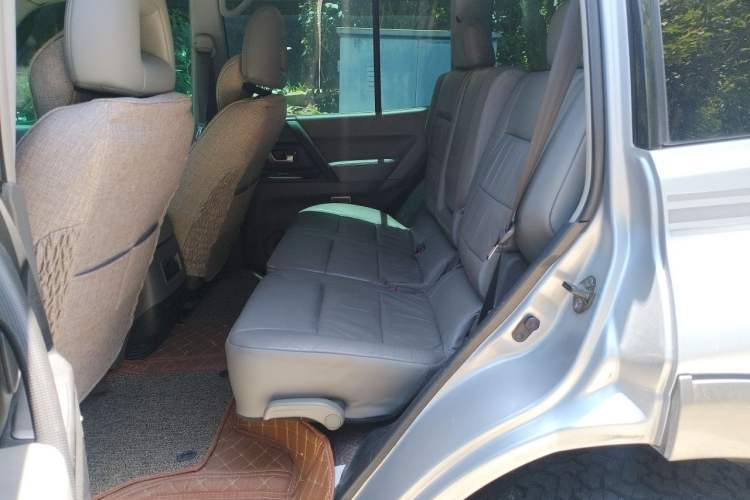 Used Mitsubishi Pajero 2006 3.8L AT GLS Left Rear Seat