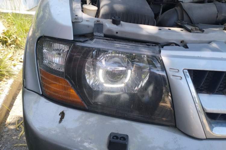Used Mitsubishi Pajero 2006 3.8L AT GLS Right Front Headlight