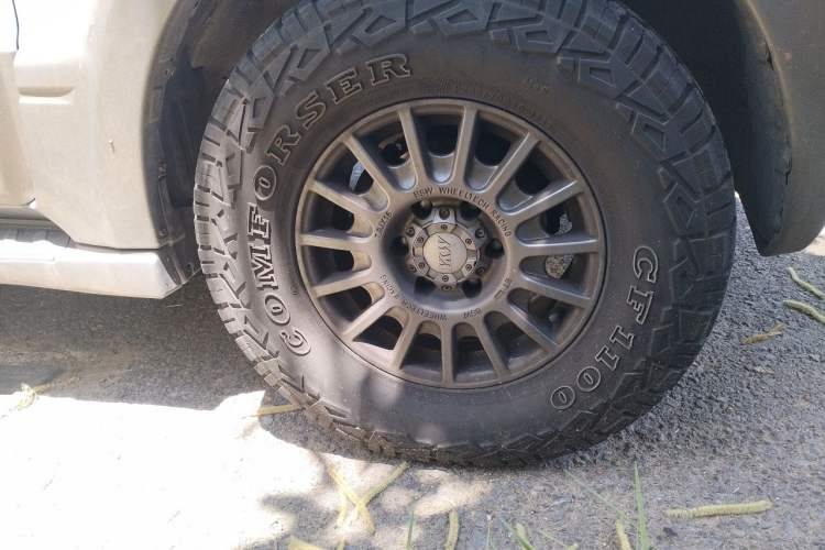 Used Mitsubishi Pajero 2006 3.8L AT GLS Right Front Wheel Hub