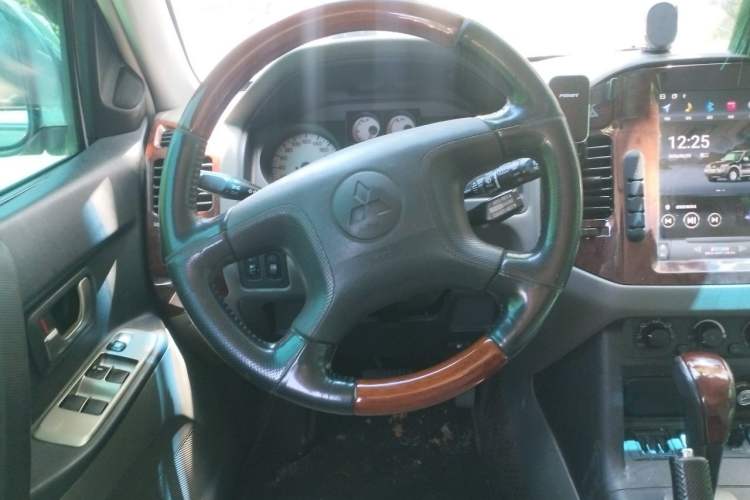 Used Mitsubishi Pajero 2006 3.8L AT GLS Steering Wheel