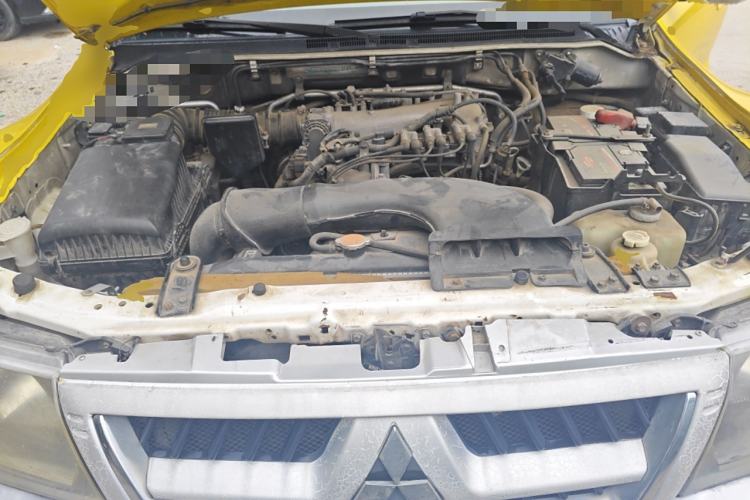 Used Mitsubishi Pajero 2006 3.0L AT GLX Engine Bay
