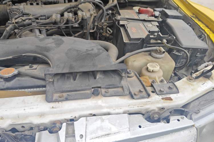 Used Mitsubishi Pajero 2006 3.0L AT GLX Engine Bay Left