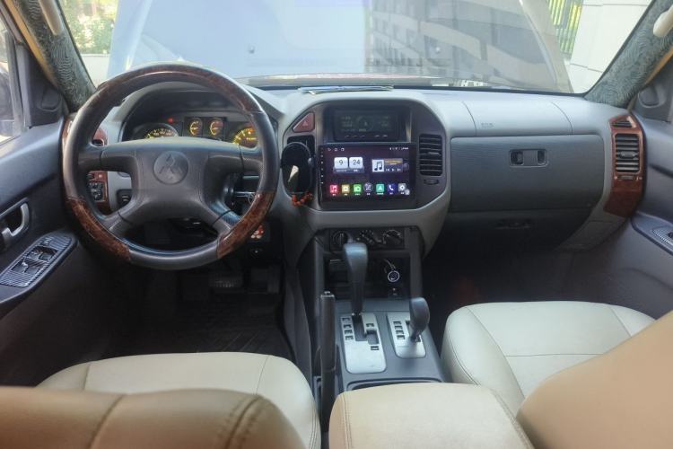 Used Mitsubishi Pajero 2008 V73 3.0L AT GLX Center Console