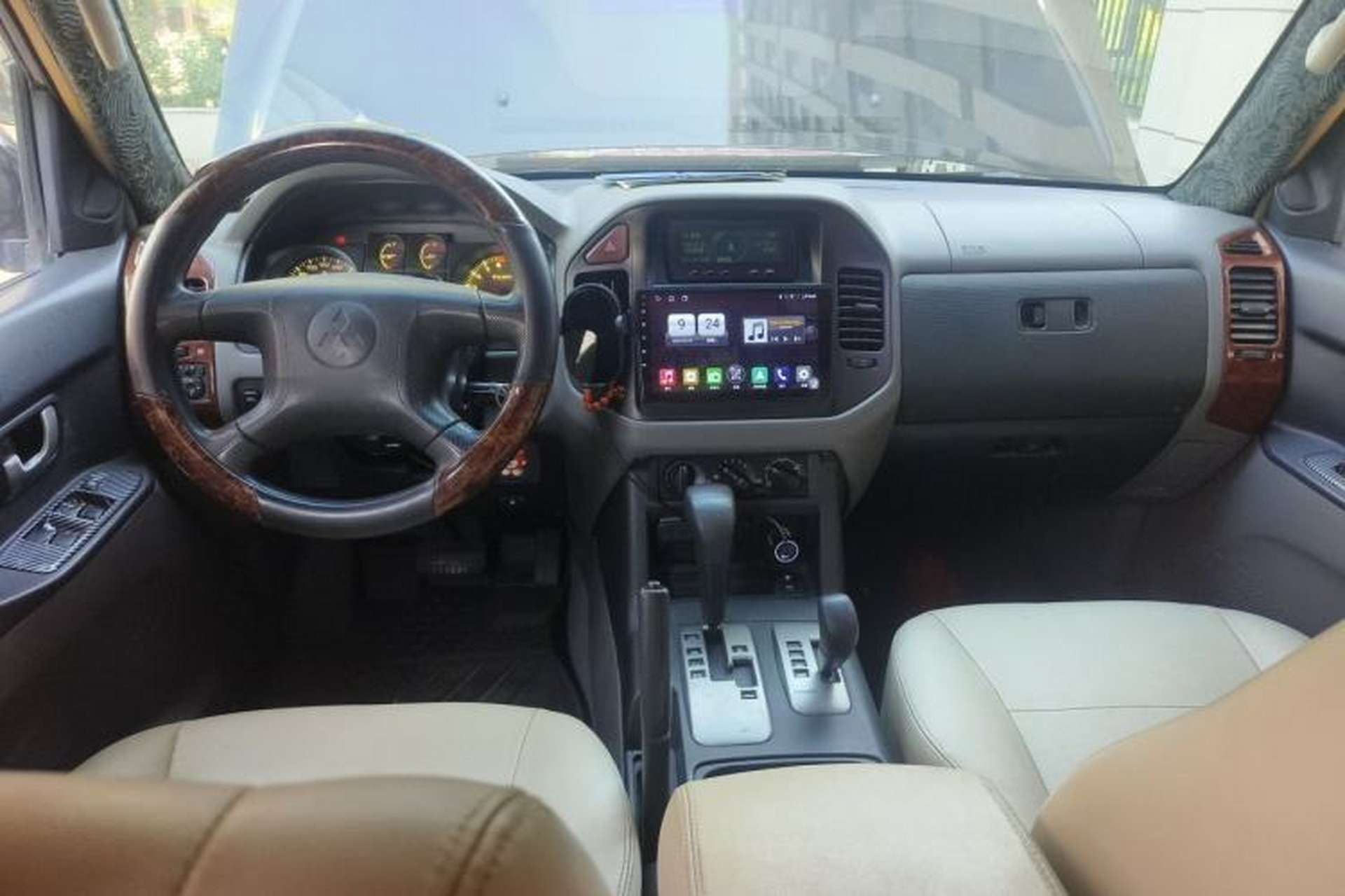 Used Mitsubishi Pajero 2008 V73 3.0L AT GLX Center Console