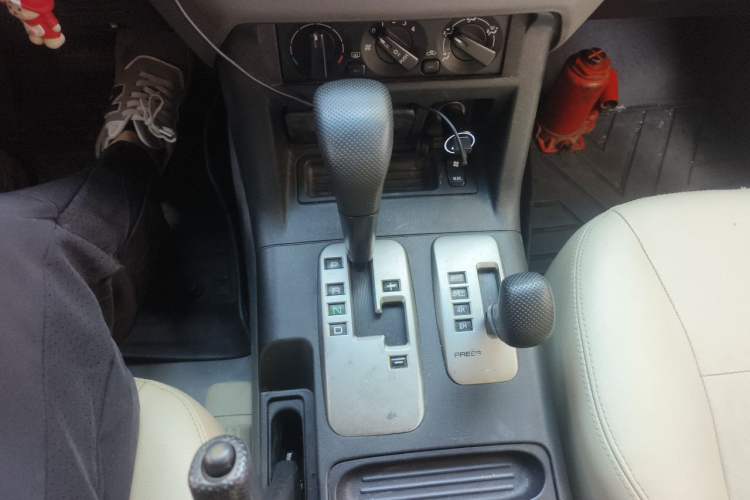 Used Mitsubishi Pajero 2008 V73 3.0L AT GLX Gear Lever