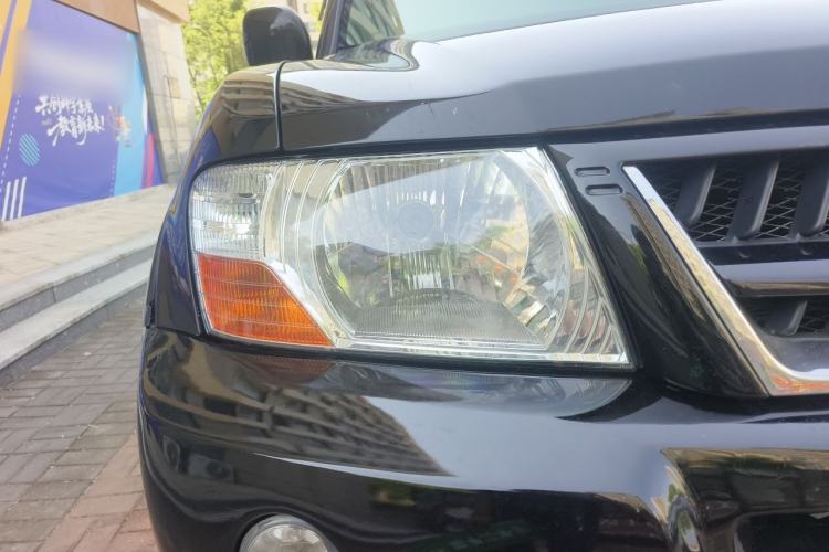 Used Mitsubishi Pajero 2008 V73 3.0L AT GLX Right Front Headlight