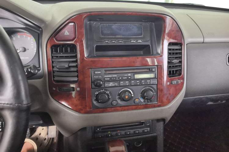 Used Mitsubishi Pajero 2008 V73 3.0L AT GLS Audio And AC Panel
