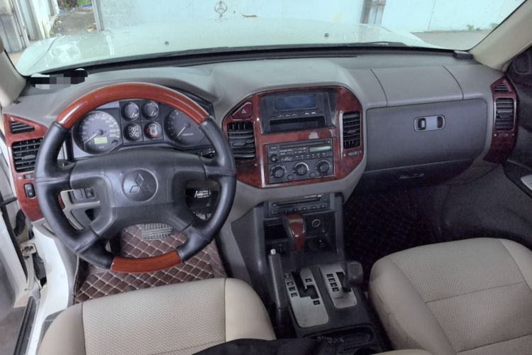 Used Mitsubishi Pajero 2008 V73 3.0L AT GLS Center Console