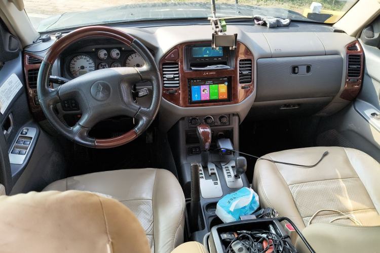 Used Mitsubishi Pajero 2008 V73 3.0L AT GLS Center Console