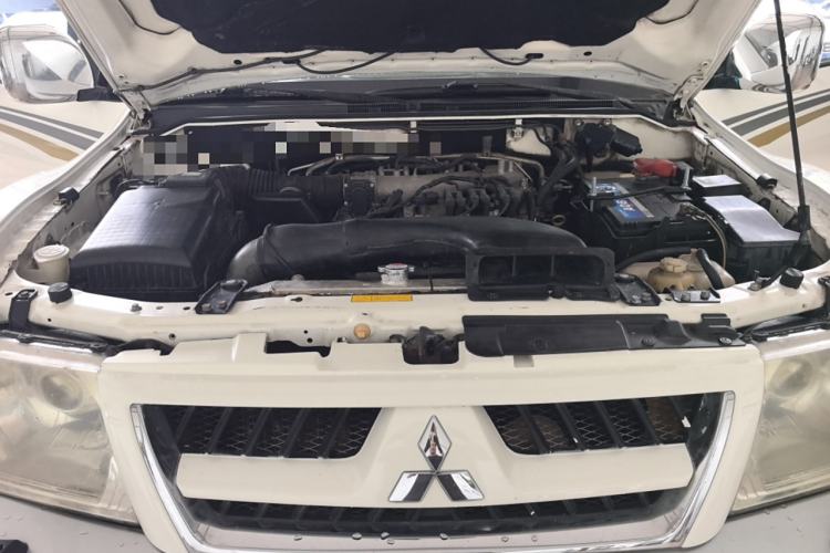 Used Mitsubishi Pajero 2008 V73 3.0L AT GLS Engine Bay