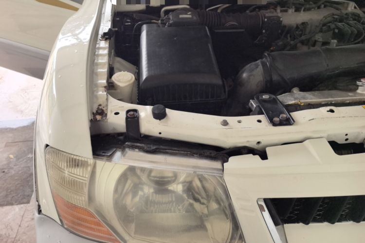 Used Mitsubishi Pajero 2008 V73 3.0L AT GLS Engine Bay Right