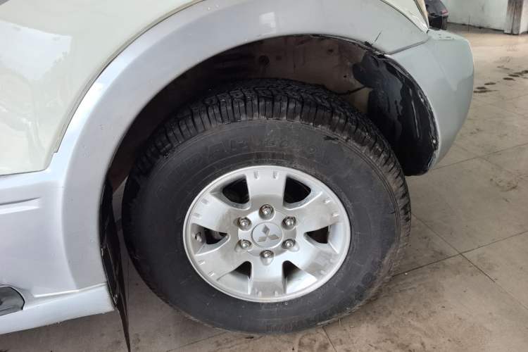 Used Mitsubishi Pajero 2008 V73 3.0L AT GLS Right Front Wheel Hub