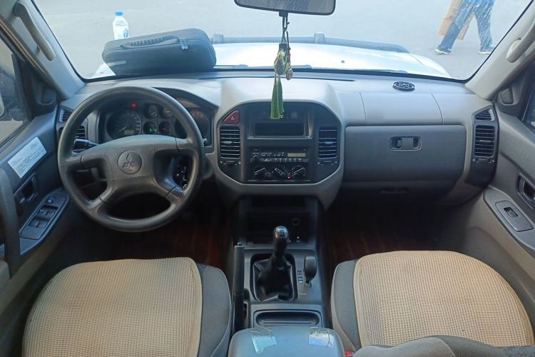 Used Mitsubishi Pajero 2008 V73 3.0L MT GLX Center Console