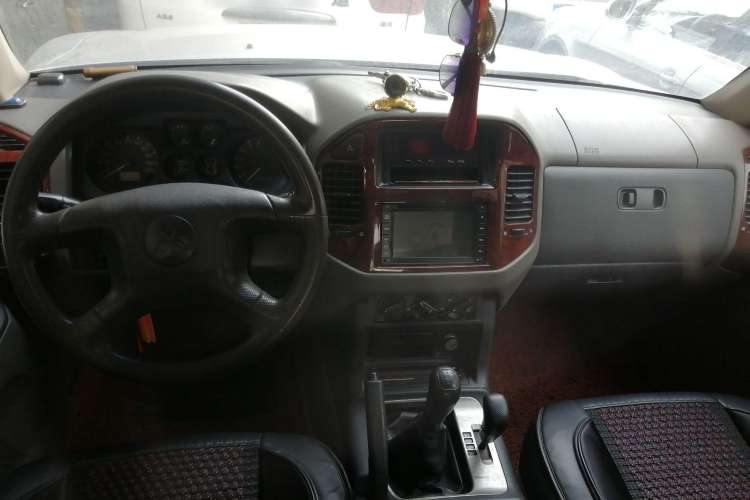 Used Mitsubishi Pajero 2008 V73 3.0L MT GLX Center Console