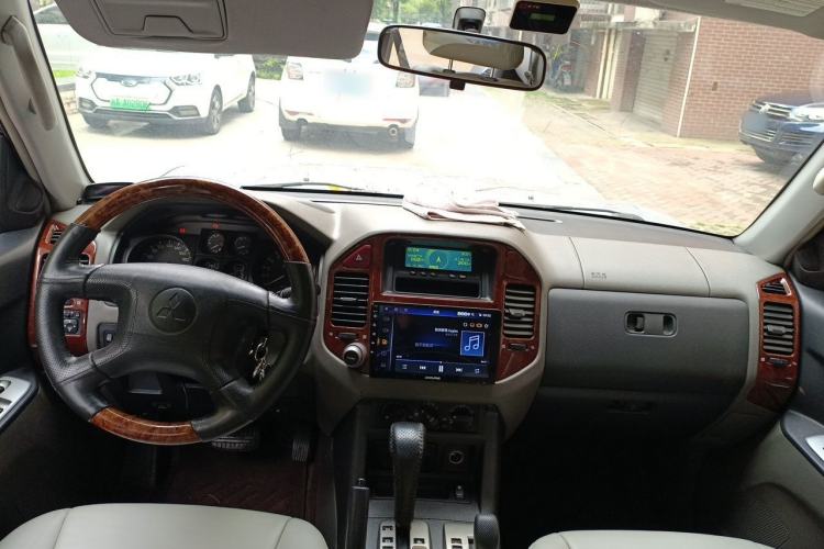 Used Mitsubishi Pajero 2008 V73 3.0L AT GLX Center Console